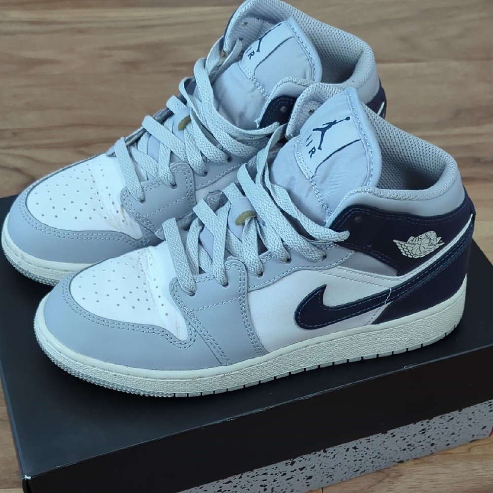 LIKE NEW - Nike Air Jordan 1 Mid - Size 5.5 Kids